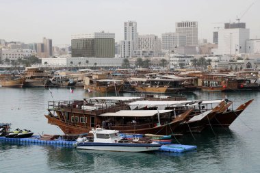 Doha / Katar 18 Şubat 2020. Geleneksel dhows Doha corniche tarafından demirlenmiş