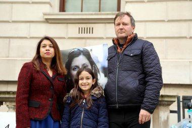 Londra, İngiltere, 26 Ekim 2021. Richard Ratcliffe, kızı Gabriella ve milletvekili Tulip Suddiq ile birlikte Dışişleri, Bağımsız Devletler ve Kalkınma Ofisi 'nin dışındaki açlık grevinin üçüncü gününde