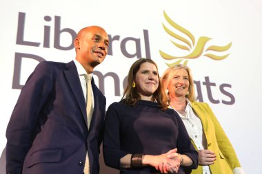 Londra / İngiltere 15 Ağustos 2019. Liberal Demokratların lideri Jo Swinson (C), Londra 'nın merkezinde yaptığı bir konuşmanın ardından partisinin yeni üyeleri olan milletvekilleri Chuka Umunna (L) ve Sarah Wollaston (R) ile birlikte poz verdi.
