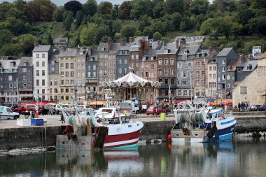 Honfleur / Fransa 9 Eylül 2019. Arka planda Veliaht Rue du Veliaht ile Honfleur Limanı manzarası