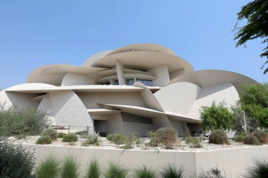 Doha / Katar 30 Eylül 2019. Jean Nouvel tarafından tasarlanan Ulusal Katar Müzesi 'nin dış görünüşü