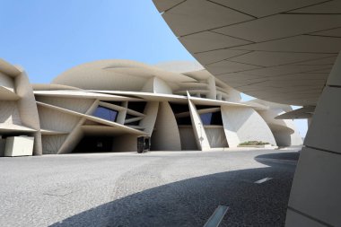 Doha / Katar 30 Eylül 2019. Jean Nouvel tarafından tasarlanan Ulusal Katar Müzesi 'nin dış görünüşü
