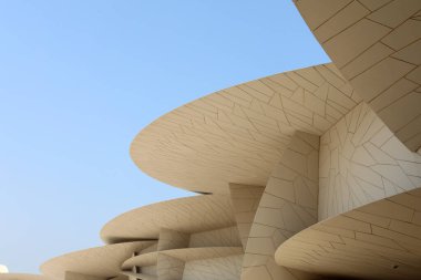 Doha / Katar 30 Eylül 2019. Jean Nouvel tarafından tasarlanan Ulusal Katar Müzesi 'nin dış görünüşünün ayrıntıları