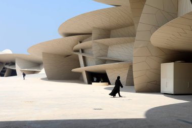 Doha / Katar 30 Eylül 2019. Yerel bir kadın, Katar Ulusal Müzesi 'nin ana avlusunda yürüyor.