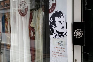 Doha / Katar 30 Eylül 2019. Souq Waqif 'teki bir kumaş dükkanında komşu ülkelerin Katar' ı boykot etmesine karşı bir protesto işareti olarak, Katar ve dost ülkelerin ürünlerini stokladığını ileri sürüyor.
