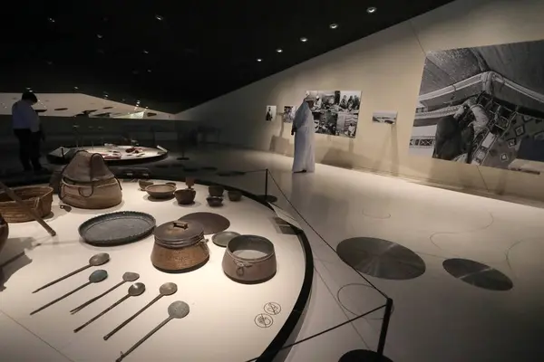 Doha / Katar 30 Eylül 2019. Yerel bir adam Ulusal Katar Müzesi 'ndeki sergileri inceliyor.