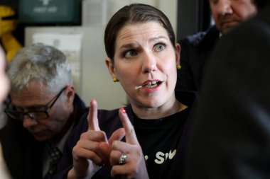 Londra / İngiltere 13 Kasım 2019. Liberal Demokratlar lideri Jo Swinson, Kuzey Londra 'daki Total Boxer Spor Salonu' nda bir seçim kampanyası durağında basına konuştu.