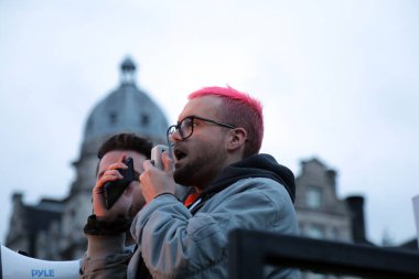 Cambridge Analytica 'nın eski araştırma direktörü Christopher Wylie, 29 Mart 2018 akşamı Londra' nın orta kesimindeki Parliament Meydanı 'ndaki Fair Oote mitinginde kalabalığa sesleniyor.. 