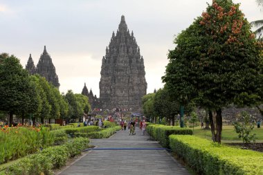 Jogjakarta, Endonezya - 23 Haziran 2018. Jogjakarta yakınlarındaki Prambanan 'daki Hindu tapınağı kompleksinin manzarası.