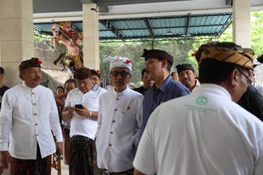 Gianyar naipliği için yarışan Bali kralı Tjokorda Raka Kerthyasa (ortada, beyaz şapka), 27 Haziran 2018 tarihinde yapılan bölgesel seçimlerde Bali 'nin Ubud kentinde bir oy kullanma merkezine katılır..