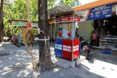 Amed, Bali Temmuz 12018. Endonezya 'nın Bali adasında Amed yakınlarındaki sahil yolunda küçük bir Pertamina benzin istasyonu.