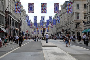 Londra, İngiltere 13 Temmuz 2018. Yayalar, ABD başkanı Donald Trump 'ı protesto etmek için yürüyüş öncesinde Londra şehir merkezinde arabasız bir Regent Caddesi' nden yararlanıyor.