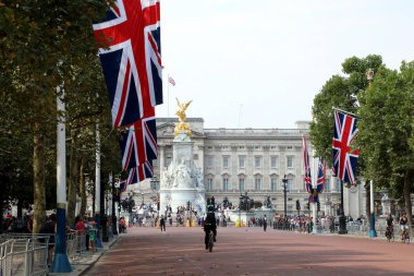 Londra / İngiltere - 26 Temmuz 2018. Buckingham Sarayı manzarası, İngiliz hükümdarının evi, alışveriş merkezi boyunca.