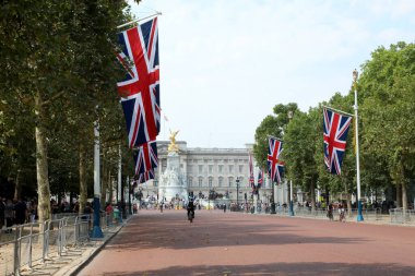 Londra / İngiltere - 26 Temmuz 2018. Buckingham Sarayı manzarası, İngiliz hükümdarının evi, alışveriş merkezi boyunca.