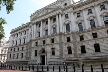 Londra / İngiltere - 26 Temmuz 2018. Horse Guards Yolu 'ndaki HM Hazine ve UK maliye bakanlığının manzarası.