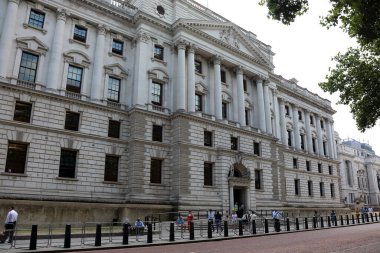 Londra / İngiltere - 26 Temmuz 2018. Horse Guards Yolu 'ndaki HM Hazine ve UK maliye bakanlığının manzarası.