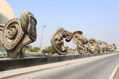 Doha / Katar 9 Ekim 2018. Mucizevi Yolculuk 'un bir parçası, Katar' ın Doha kentindeki Sidra Tıp 'ın dışında Damien Hirst tarafından yapılan bir sanat kurgusu.