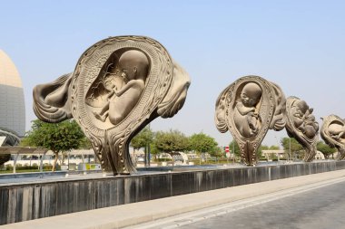 Doha / Katar 9 Ekim 2018. Mucizevi Yolculuk 'un bir parçası, Katar' ın Doha kentindeki Sidra Tıp 'ın dışında Damien Hirst tarafından yapılan bir sanat kurgusu.