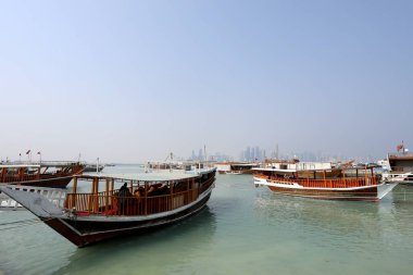 Doha / Katar 10 Ekim 2018. Geleneksel dalışlar Katar 'ın başkenti Doha' da demirlemiş, arka planda Batı Körfezi bölgesinin gökdelenleri var.