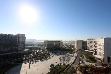 12 Ocak 2018 sabahı Abu Dabi, Yas Adası 'ndaki Yas Plaza' da, BAE 'nin başkenti olan Yas Plaza' da yan yana bir dizi otel. - Bölge Abu Dabi Grand Prix 'sinde kullanılan Yas Marina pistine yakındır..