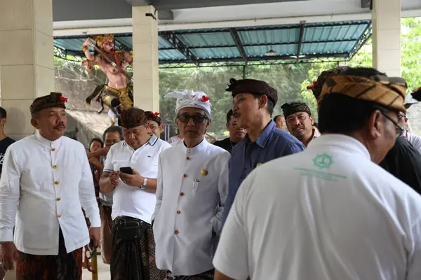 stock image Tjokorda Raka Kerthyasa (centre, white hat), king of Bali, who is running for the position of regent in the Gianyar regency, attends a polling station in Ubud, Bali during regional elections on 27 June 2018.