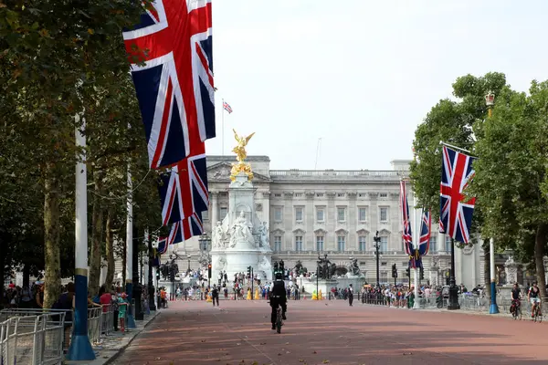 Londra / İngiltere - 26 Temmuz 2018. Buckingham Sarayı manzarası, İngiliz hükümdarının evi, alışveriş merkezi boyunca.