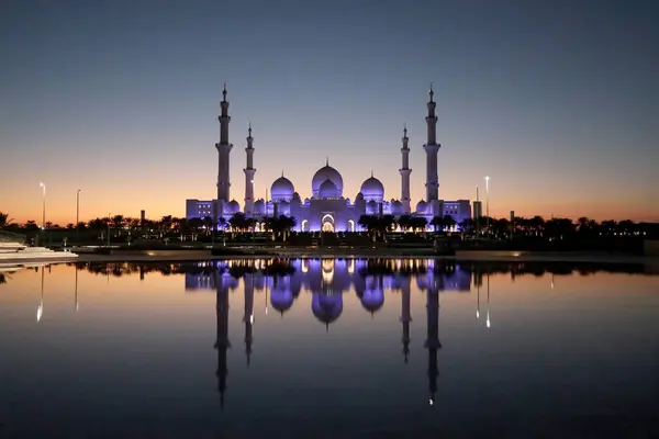 stock image Sheikh Zayed Grand Mosque in Abu Dhabi, UAE at dusk on 12 January 2018.