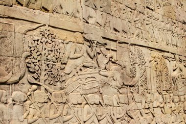 Modern Siem Reap, Kamboçya 'nın dışındaki Khmer imparatorluğunun eski başkenti Angkor Thom' daki Bayon tapınağının duvarlarına filler ve savaş kazınmış bir yardım..