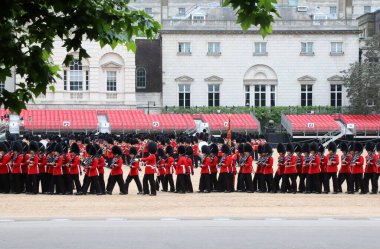 17 Haziran 'da Queens' in doğum günü için düzenlenen tören öncesinde 31 Mayıs 2017 'de Londra' da Renkli Süvari Birliği 'nin üyeleri prova yapıyor.