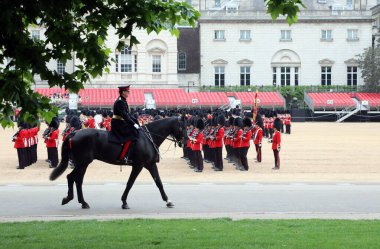 17 Haziran 'da Queens' in doğum günü için düzenlenen tören öncesinde 31 Mayıs 2017 'de Londra' da Renkli Süvari Birliği 'nin üyeleri prova yapıyor.
