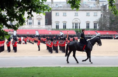 17 Haziran 'da Queens' in doğum günü için düzenlenen tören öncesinde 31 Mayıs 2017 'de Londra' da Renkli Süvari Birliği 'nin üyeleri prova yapıyor.