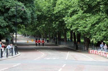 17 Haziran 'da Queens' in doğum günü münasebetiyle 31 Mayıs 2017 'deki Trooping the Colour provaları sonrasında Londra' daki Horse Guards Parade, Londra 'da yürümeye başladılar.