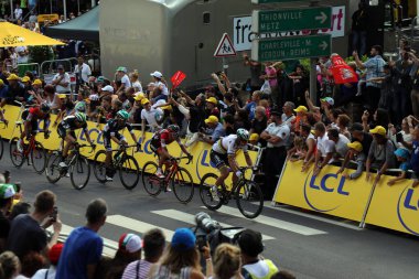 Bora Hansgrohe 'dan Peter Sagan 2017 Fransa Bisiklet Turu' nun üçüncü sahnesinde BMC 'ler Richie Porte' yi ve sahadaki diğer herkesi Longwy 'deki bitiş çizgisine götürüyor..