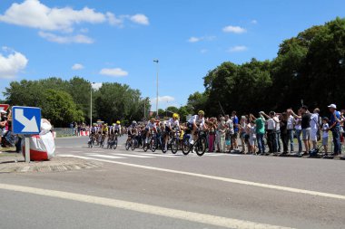 Luke Rowe (8), Vasili Kiryienka (3), Mikel Nieve (7) liderliğindeki Fransa Bisiklet Turu 'nun 4.) 