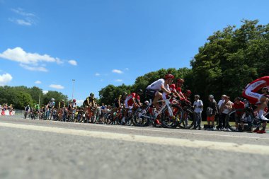 Trek Segafredo 'dan Markel Irizar, 2017 Fransa Bisiklet Turu' nun 4. aşamasında peloton Yutz kasabasından geçerken bir Confidis binicisiyle sohbet ediyor.