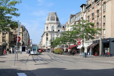 Fransa 'nın merkezindeki Myron Herrick Meydanı' nda yolcuların inip çıkmaları için bir tramvay var..