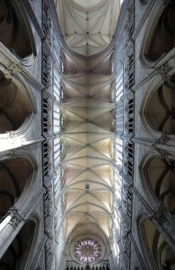 Fransa 'nın Picardy bölgesindeki Amiens katedralinin tavanı. Gotik katedral UNESCO Dünya Mirasları Listesi 'nde yer alıyor ve Vaftizci Yahya' nın başı olduğu söylenen şeyi içeriyor..