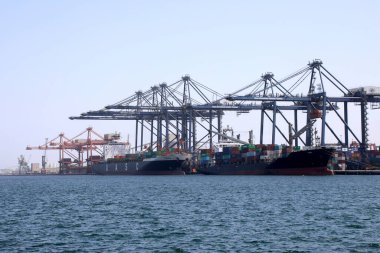 Birleşik Arap Nakliye Şirketi ve NYK Hattı 'ndan gelen konteyner gemileri 9 Ağustos 2017' de Umman, Umman 'daki Umman Uluslararası Konteyner Terminali' ne yanaştı..