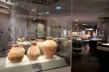 M.Ö. 300 yılından kalma saklama kavanozları 10 Ağustos 2017 'de Umman, Muscat' taki Ulusal Umman Müzesi 'nde sergileniyor.