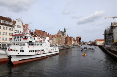 Zegluga Gdanska 'ya ait Onyx yolcu gemisi 20 Ağustos 2017' de Polonya 'nın kuzeyindeki eski Gdansk kasabası yakınlarındaki Motlawa nehrine demirlemiştir.