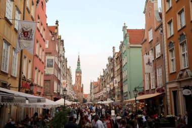 20 Ağustos 2017 'de Polonya' nın eski Gdansk kasabasından geçen ana cadde olan Dluga Sokağı 'nı kalabalık doldurdu.