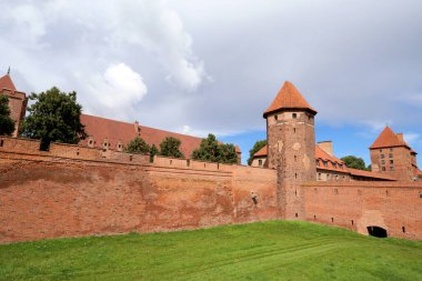 Polonya 'nın Malbork kentinde Töton Şövalyeleri tarafından inşa edilen Malbork Kalesi' nin savunma duvarları 21 Ağustos 2017 'de fotoğraflandı.