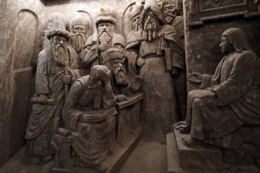 Polonya 'nın Krakow kenti yakınlarındaki Wieliczka tuz madenindeki St. Kinga Şapeli' nin duvarlarına oyulmuş bir heykel, 23 Ağustos 2017 'de fotoğraflandı.