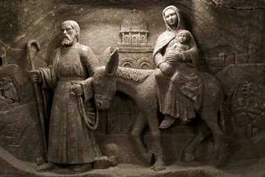Polonya 'nın Krakow kenti yakınlarındaki Wieliczka tuz madeninde, St. Kinga Şapeli' nin duvarlarına tuz oyulmuş Meryem, Yusuf ve bebek İsa 'nın bir heykeli, 23 Ağustos 2017' de fotoğraflandı.