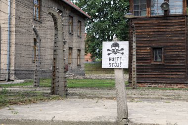 25 Ağustos 2017 'de Polonya' nın Owicim kasabası yakınlarındaki Auschwitz Nazi toplama kampının sınırında durmaları için insanları uyaran bir işaret..