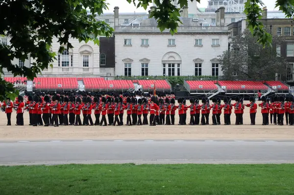 17 Haziran 'da Queens' in doğum günü için düzenlenen tören öncesinde 31 Mayıs 2017 'de Londra' da Renkli Süvari Birliği 'nin üyeleri prova yapıyor.