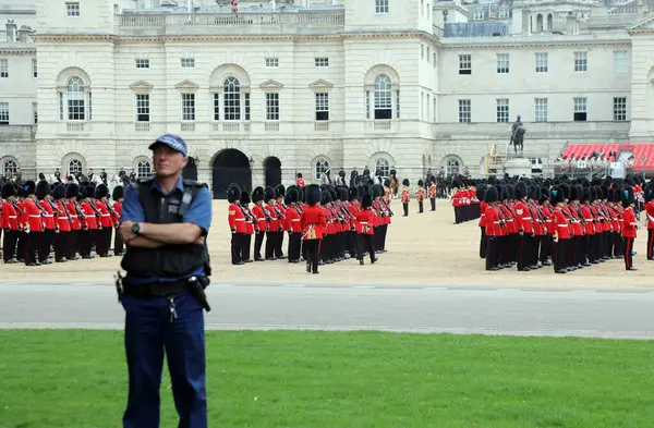 17 Haziran 'da Queens' in doğum günü için düzenlenen tören öncesinde 31 Mayıs 2017 'de Londra' da Renkli Süvari Birliği 'nin üyeleri prova yapıyor.