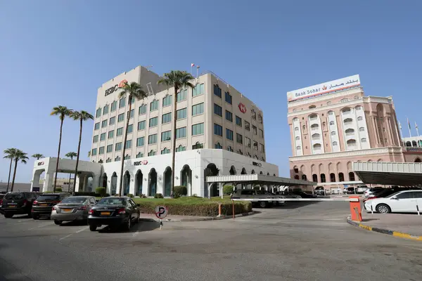 7 Ağustos 2017 'de Muscat, Umman' ın Ruwi ilçesindeki Sohar Bankası ve HSBC Umman ofisleri..