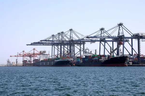 Birleşik Arap Nakliye Şirketi ve NYK Hattı 'ndan gelen konteyner gemileri 9 Ağustos 2017' de Umman, Umman 'daki Umman Uluslararası Konteyner Terminali' ne yanaştı..
