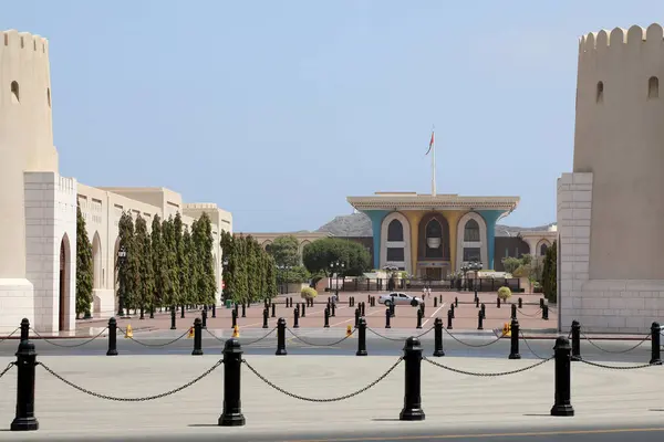 10 Ağustos 2017 'de Umman, Muscat' taki Al Alam Sarayı 'na doğru olan sütunlara bakın. Saray daha çok kırsalın hükümdarı Sultan Qaboos tarafından tören işlevleri için kullanılıyor.